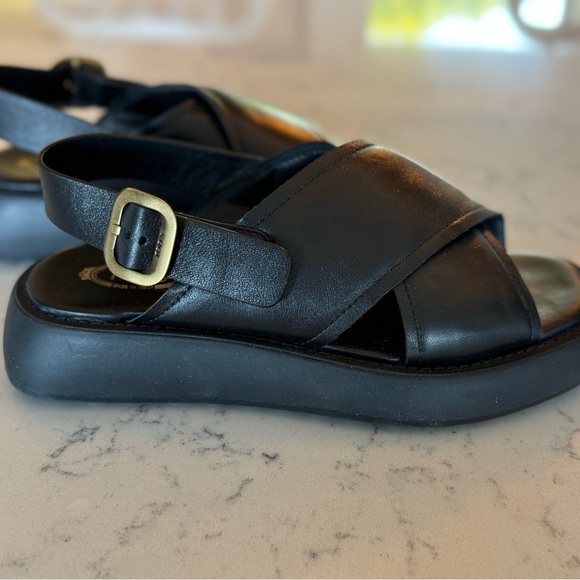 Tod’s black leather, crisscross sandal. Current to the brand. - Picture 2 of 9